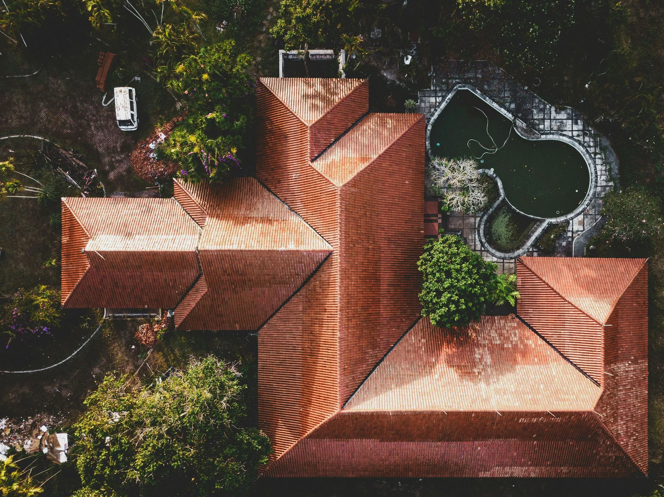 Aerial geometry of a low-slope roof from above